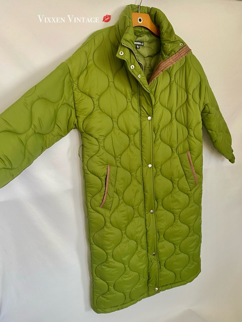 MISSGUIDED OVERSIZED CONTRAST TRIM LONGLINE QUILTED LINER PUFFER COAT IN GREEN